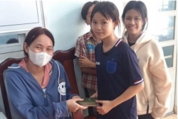 Nhặt được ví tiền, ba cháu nhỏ tìm người trả lại