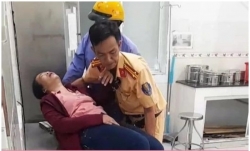 Cảnh sát giao thông hỗ trợ người dân bị tai biến cấp cứu kịp thời