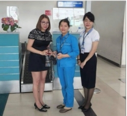 Nữ lao công sân bay trả lại viên kim cương nửa tỉ đồng cho khách