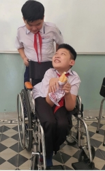 Cậu bé ngồi xe lăn và câu chuyện về trường học hạnh phúc