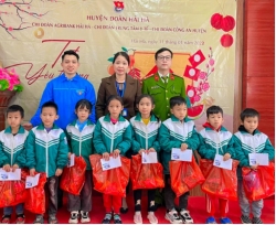 Chiến sĩ công an “vì nhân dân phục vụ”